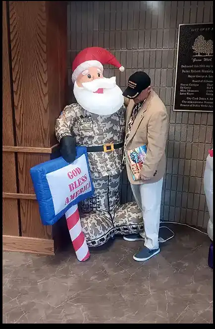 Book Author and CEO David Haave helping the Community during Christmas 2023 Missouri -- David Haave